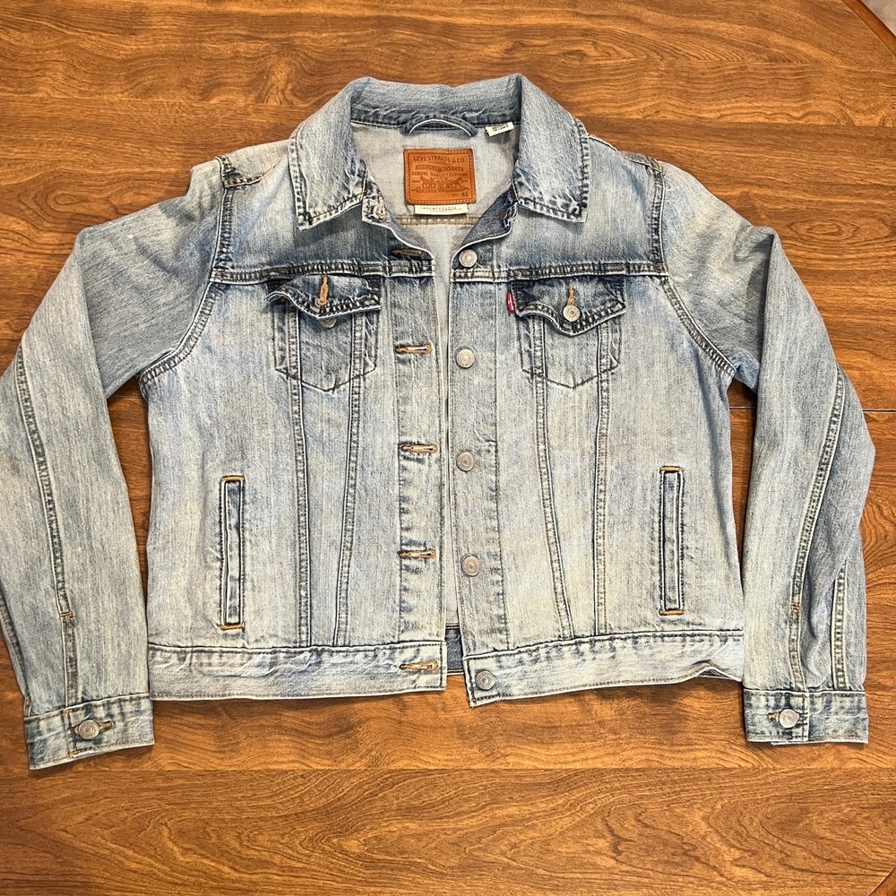 Levi‎  Premium Womens XL Light Wash Denim Trucker Jacket Distressed